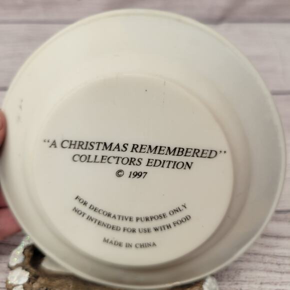 "A Christmas Remembered" Collectors Edition 1997 Decorative Plate and stand - Picture 5 of 10
